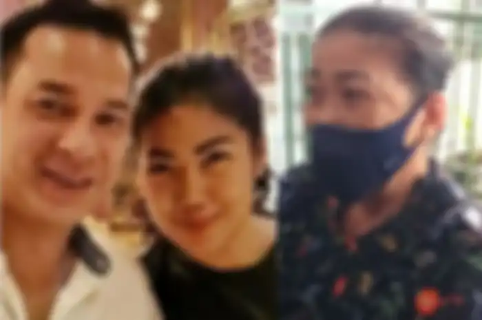 Ibu mertua Ari Wibowo alias ibu Inge Anugrah, Sherly menangis saat menunggu sidang mediasi perceraian putrinya di Pengadilan Negeri Jakarta Selatan, Senin (15/5/2023).