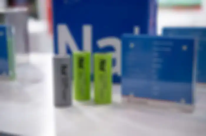 Beberapa model baterai sodium-ion yang diperkenalkan Tianneng di PEVS 2023.