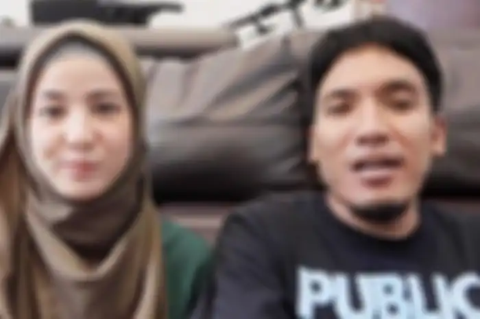 Desta bersama istri, Natasha Rizki.