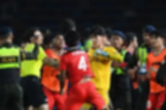 Pemain timnas U22 Indonesia Komang Teguh dan kiper Thailand, Soponwit Rakyart, berkelahi di dalam final SEA Games 2023 