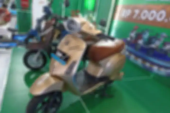 Green Tech New Evo ala Vespa Primavera. Motor listrik belasan juta yang sudah menggunakan baterai tanam. 