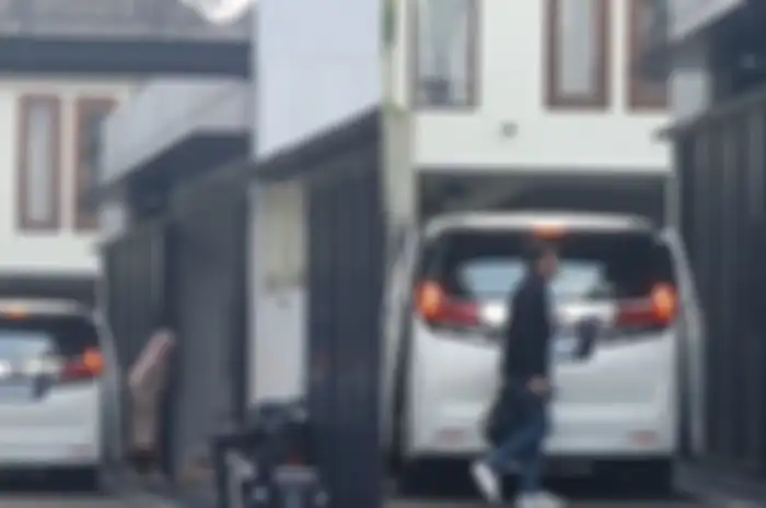 Berdasarkan pantauan Grid.ID langsung dari kediaman keduanya, Desta dan Natasha Rizki kepergok turun dari mobil yang sama di kawasan Cipete, Jakarta Selatan, Sabtu (20/5/2023).
