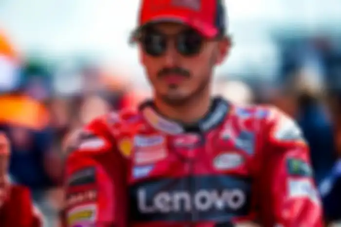 Pembalap Ducati Lenovo Team Francesco Bagnaia 'red flag' netizen yang merujaknya, simak fakta  menariknya