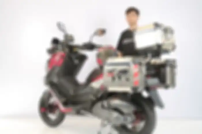 Idio Wrend Putra bersama Yamaha NMAX miliknya yang bergaya adventure.