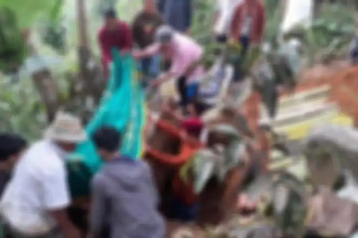 Proses pemakaman MHD (9), bocah SD yang tewas dikeroyok kakak kelasnya, di Sukaraja, Sukabumi, Sabtu (20/5/2023). 
