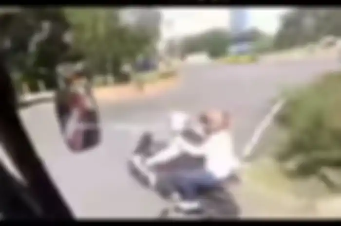 Viral video pemotor Yamaha R25 sengaja menghalangi mobil damkar yang bertugas.