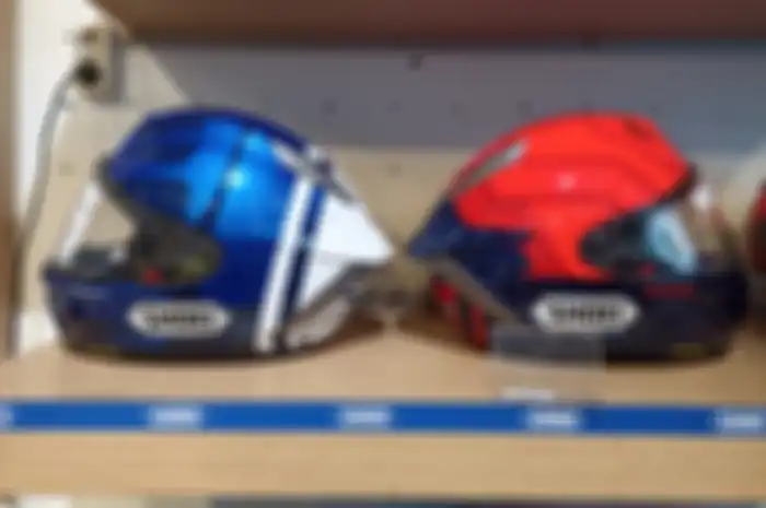Helm Shoei X-15 yang digunakan Marc Marquez (kanan) dan Alex Marquez (kiri) pada MotoGP tahun ini sudah dijual di Indonesia. 