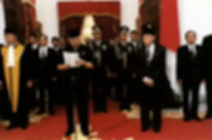 Dalam pidato pengunduran dirinya sebagai presiden, Soeharto lebih memilih diksi 'berhenti' alih-alih 'mundur'. Yusril Ihza Mahendra jelaskan alasannya.