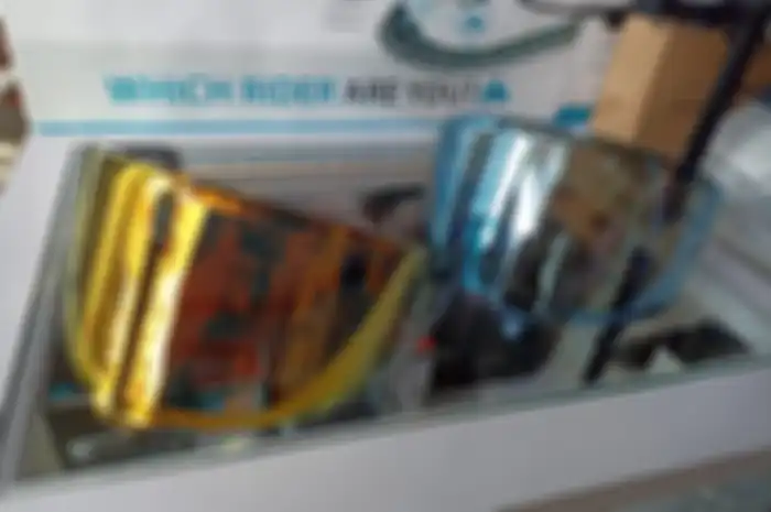 Kaca helm atau visor iridium utuh perawatan yang spesial, apalagi jika habis kehujanan agar enggak cepat rusak. 