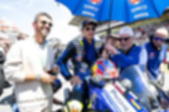 Toprak Razgatlioglu (tengah) bersama manajernya Kenan Sofuoglu (kiri) baru tahu 4 fakta pindah dari Yamaha ke BMW di WSBK musim 2024