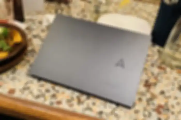 ASUS Zenbook 14 OLED (UM3402) hadir sebagai laptop dengan desain yang mewah nan elegan