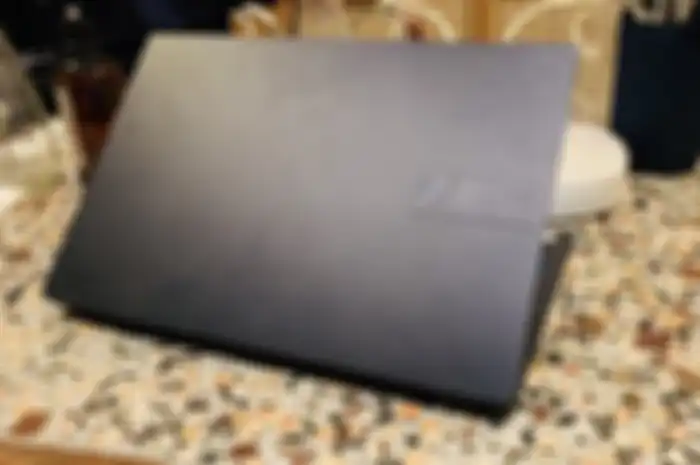 ASUS Vivobook Pro 15 OLED K6502 yang sudah menggunakan panel OLED, cocok untuk para konten kreator