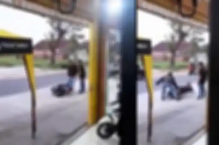 Video anak ngamuk sambil hancurin motor matic yang baru dibelikan ayahnya diunggah akun Facebook Lek Dahlan, Jumat (26/5/2023).
