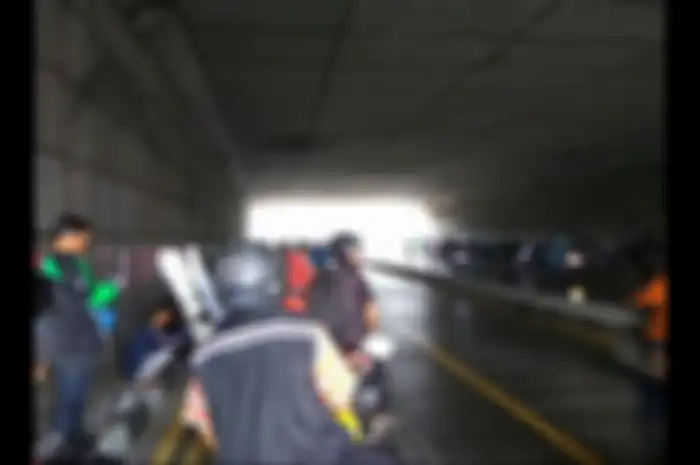 Ilustrasi berteduh di underpass. Selain berbahaya, bisa dipenjara karena ada dalam undang-undang lalu lintas. 