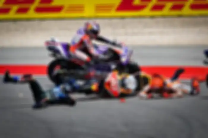 Ilustrasi pembalap MotoGP 2023 crash dan alami cedera.
