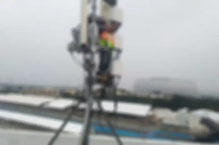 Teknisi XL Axiata sedang bekerja dengan perangkat Base Transceiver Station (BTS) di kawasan Ancol, Jakarta Utara