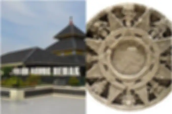 Masjid Agung Demak dan Surya Majapahit. Beberapa contoh peninggalan Kerajaan Demak.
