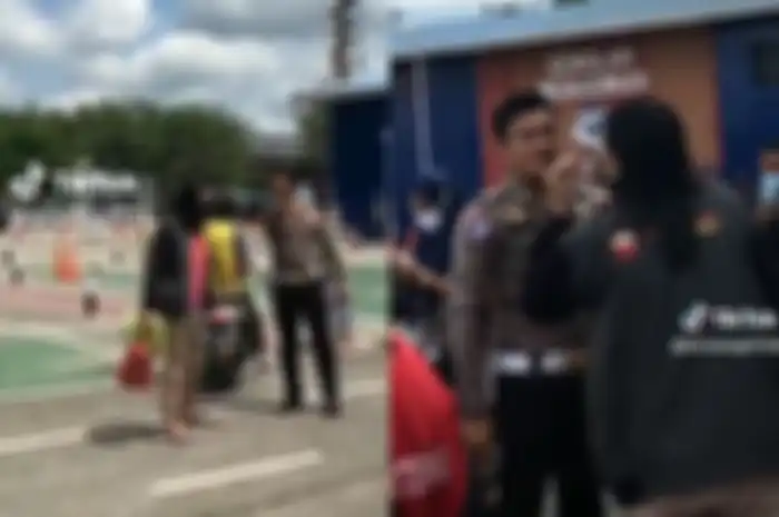 Viral emak-emak ngamuk ke Polisi perkara tes praktik SIM C pakai motor manual. Kok bisa?