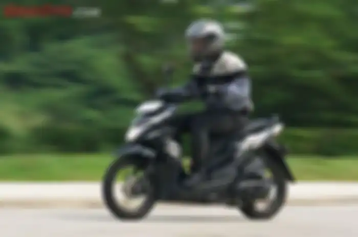 Lebar deck atau pijakan Honda BeAT itu sempit, sehingga tidak untuk bermanuver ekstrem. Dikendarai harus dengan santai. 