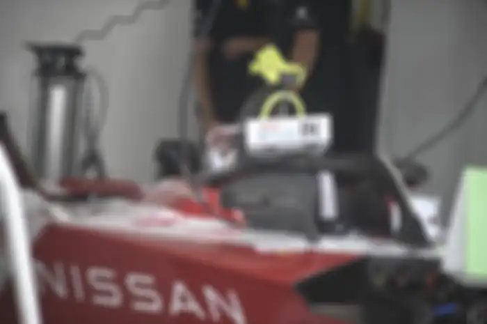 Untuk mendinginkan baterai mobil Formula E digunakan es kering dan pelumas khusus