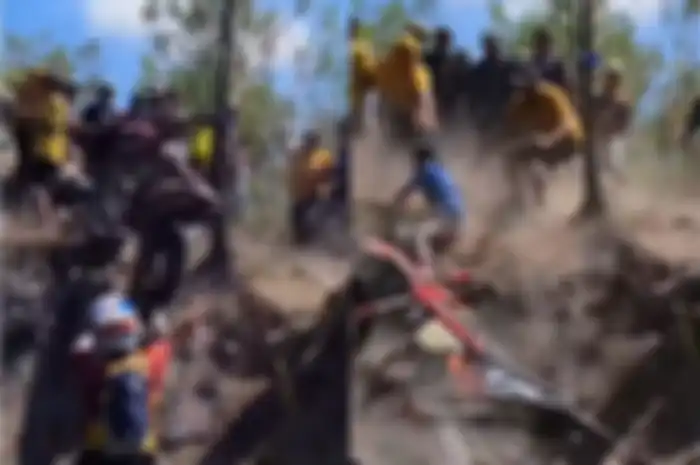 Mencekam motor trail terbang dan melayang hingga timpa bocah penonton di Lumajang.