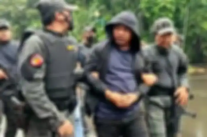 Penangkapan debt collector yang membentak polisi di Tebet beberapa waktu lalu. Laporkan debt collector nakal perampas motor di jalan.