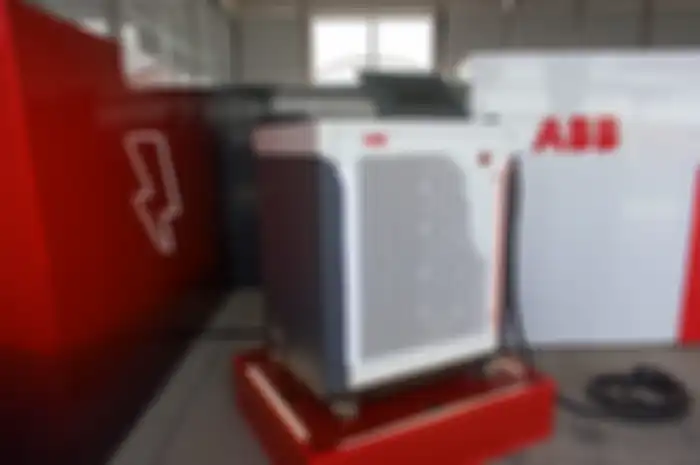 Alat pengisian daya cepat atau fast charging dari ABB yang digunakan di Formula E, juga sudah digunakan di kendaraan masal. 