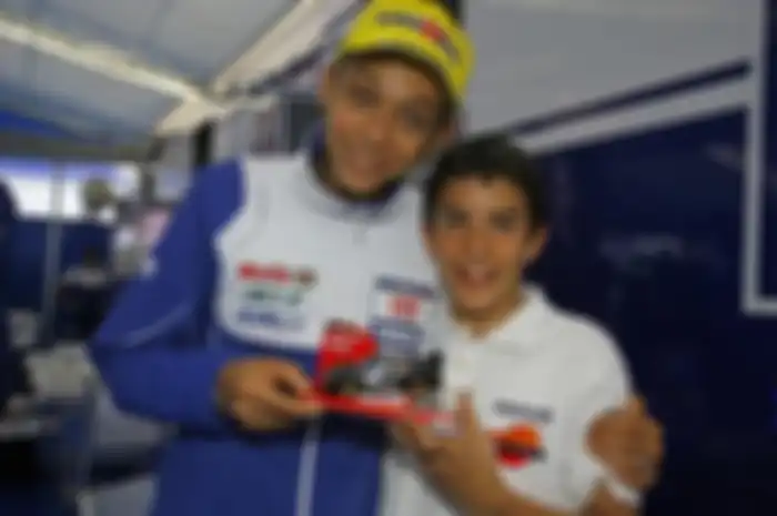 Potret Valentino Rossi bersama Marc Marquez yang masih 15 tahun, ungkap begitu cepat naik kelas ke MotoGP.