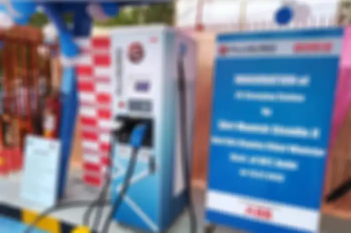 Fasilitas pengisian daya cepat atau fast charging dari ABB yang sudah ada di India. Di Indonesia malah belum siap