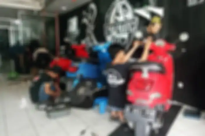 Ilustrasi servis Vespa matic di bengkel Scooter Jam.