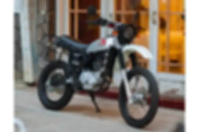 Modifikasi motor Yamaha WR 155 R gaya motor trail tua tahun 1970-an.