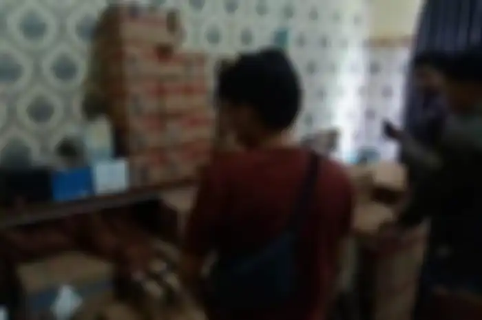 Peredaran ratusan oli palsu diungkap polisi di Bengkulu.