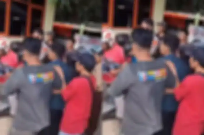 Apes banget, maling motor di Bekasi jadi bulan-bulanan warga setelah keciduk perkara motor yang dicuri habis bensin.