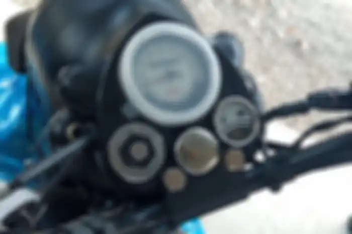 Panel instrumen Royal Enfield Classic 500 yang dilelang masih menggunakan jarum analog.