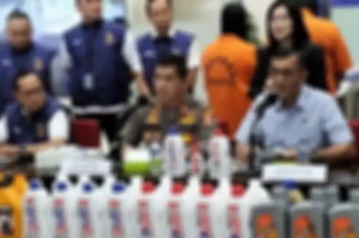 Berbagai merek oli terkenal dipalsu digerebek polisi siap edar ke seluruh Indonesia 