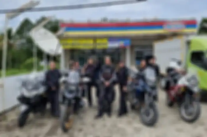 Bersama motornya, para anggota Bloedus Motoran berfoto bersama.