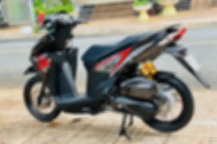 Modifikasi motor Honda Vario, pakai pelek jari-jari aksesoris hedon melimpah atas bawah.