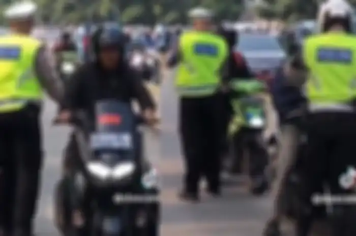 Polisi tidaka mau tilang pemotor Yamaha NMAX sementara Honda BeAT ditilang  