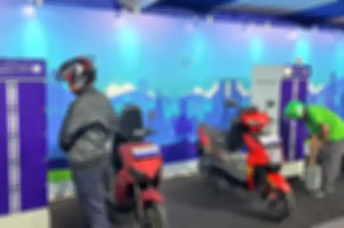 Ilustrasi tukar baterai motor listrik di SPBKLU IBC