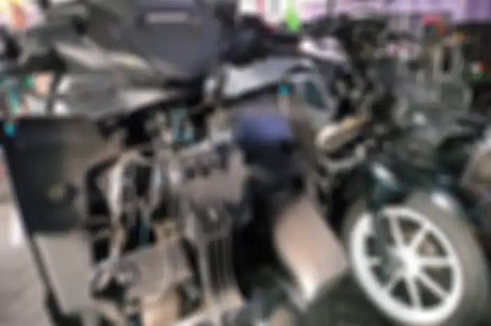 Contoh motor yang sedang dibongkar di Kedai Riders