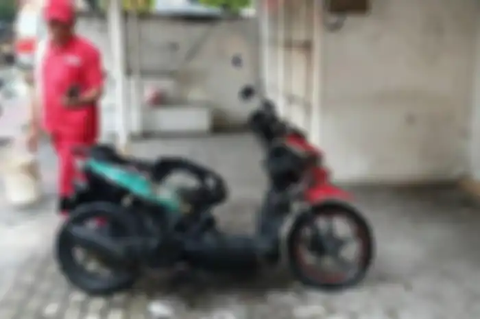 Motor Honda BeAT hangus terbakar usai isi bensin di SPBU Dusun Kenongo, Desa Mlirip, Kecamatan Jetis, Kabupaten Mojokerto, Jawa Timur.