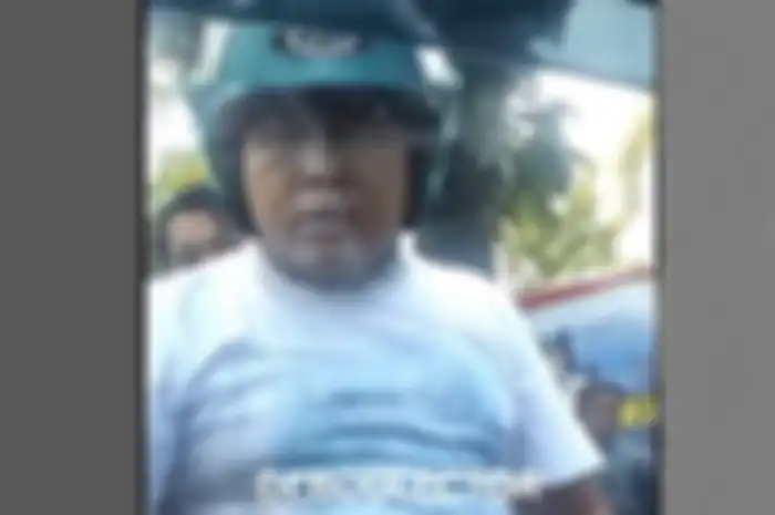 Jalanan mendadak macet, seorang pria diduga debt collector ngamuk gedor kaca mobil, sempat mengaku anggota polisi.