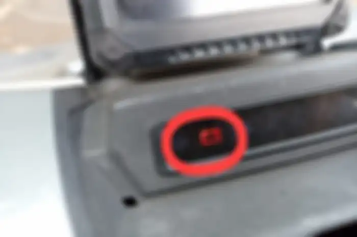 Indikator aki motor menyala, tanda aki sudah mulai tekor dan agak kesulitan menyalurkan listrik ke perangkat-perangkat elektronik. 