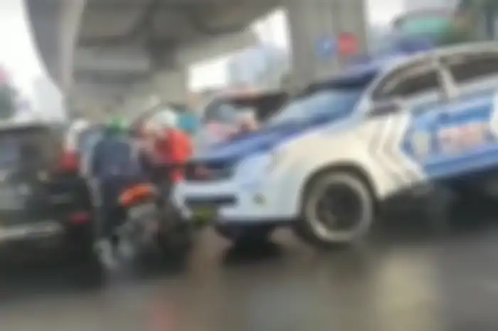Mobil patwal tabrak pemotor Yamaha NMAX di Makassar, malah lanjutkan perjalanan.