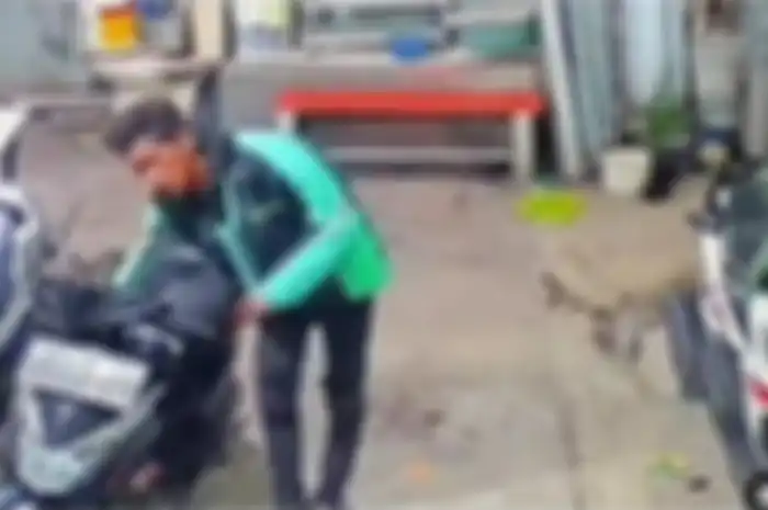 Maling motor berjaket ojol cuma butuh waktu 30 detik gasak Honda BeAT di Bekasi.