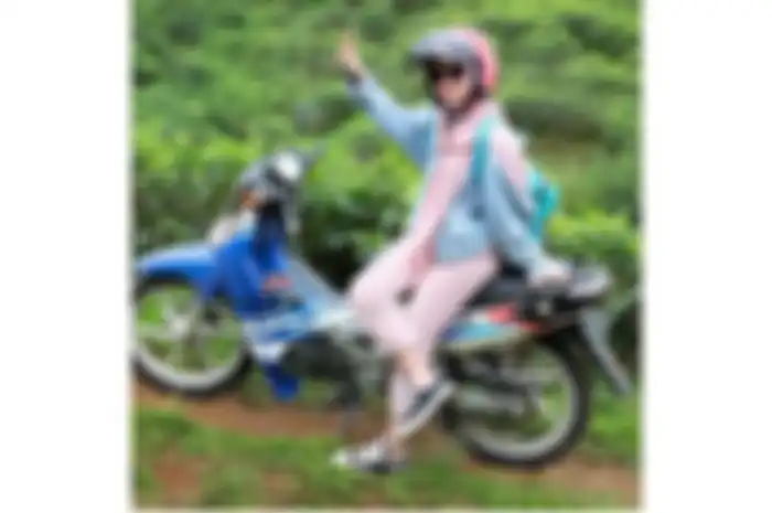 Unggahan Lesti Kejora pulang kampung naik motor Suzuki Satria 120 R atau Suzuki Satria Lumba.