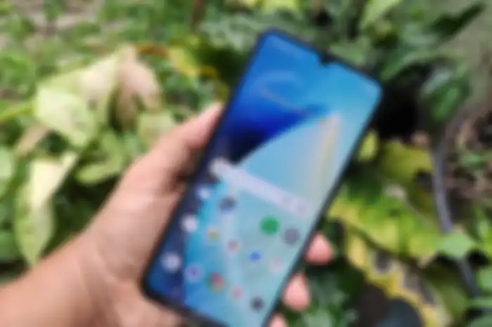 realme C53 tampak depan, layar tetap jelas di bawah sinar matahari 