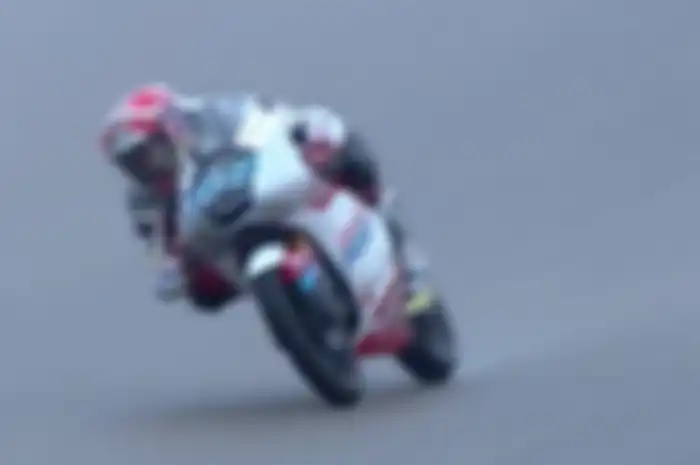 Pembalap Indonesia Mario Aji melesat di trek basah Sirkuit Sachsenring pada FP2 Moto3 Jerman 2023.