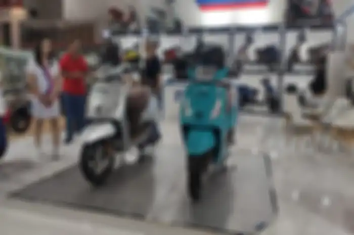 Pilihan warna motor baru TVS Callisto Intelligo 110, Aqua Tosca (kanan) dan Moon Silver (kiri)