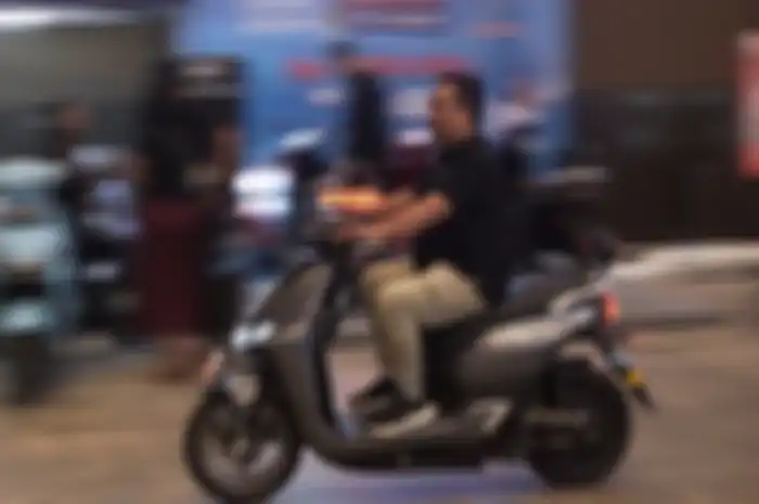 Motor listrik sedang dites di Jakarta Fair Kemayoran 2023, buruan serbu ada diskon dan lainnya.